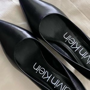 CALVIN KLEIN ‘Nita’ Black Heels w/ Gold line on heel. Size 8 1/2. NEW w/ tags.